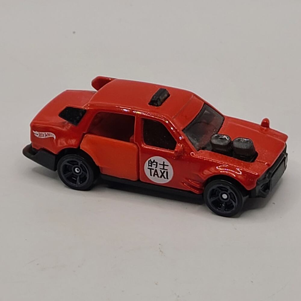 Hot Wheels Time Attaxi Red Toyota Crown Comfort 2015 HW City Works 7/10 172/250